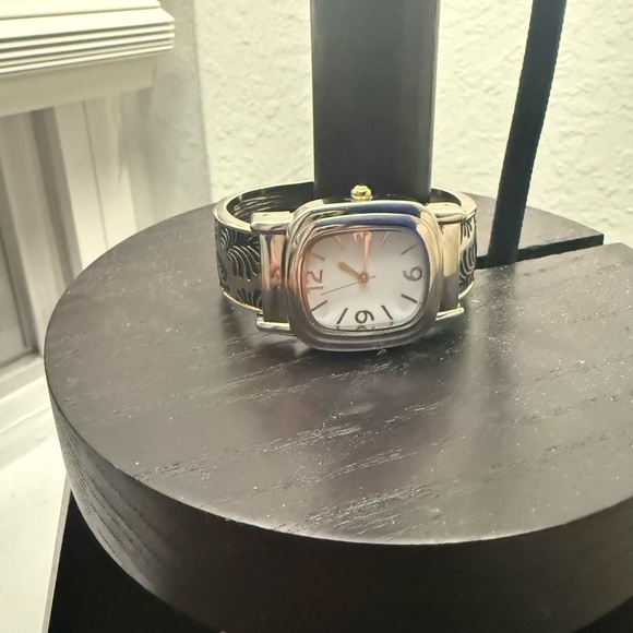 NWT Women's Coldwater Creek Palm Cuff Watch Gold Silver Tone (Need Battery) - Picture 3 of 4